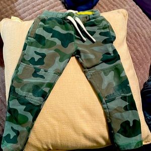 Mini Boden camouflage sweatpants 4y